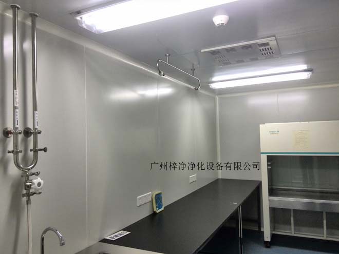 建造和使用潔凈室能有效減少室內(nèi)誘入、產(chǎn)生及滯留粒子。