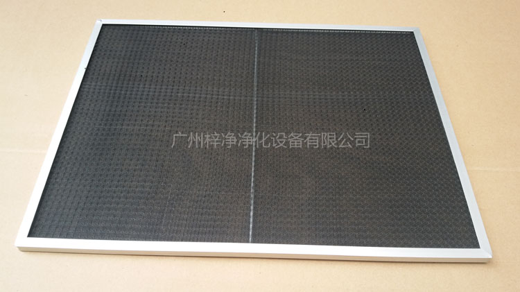 尼龍網(wǎng)初效過濾器骨架采用直徑為6mm的鐵絲焊接處理,目的防止過濾器變形。