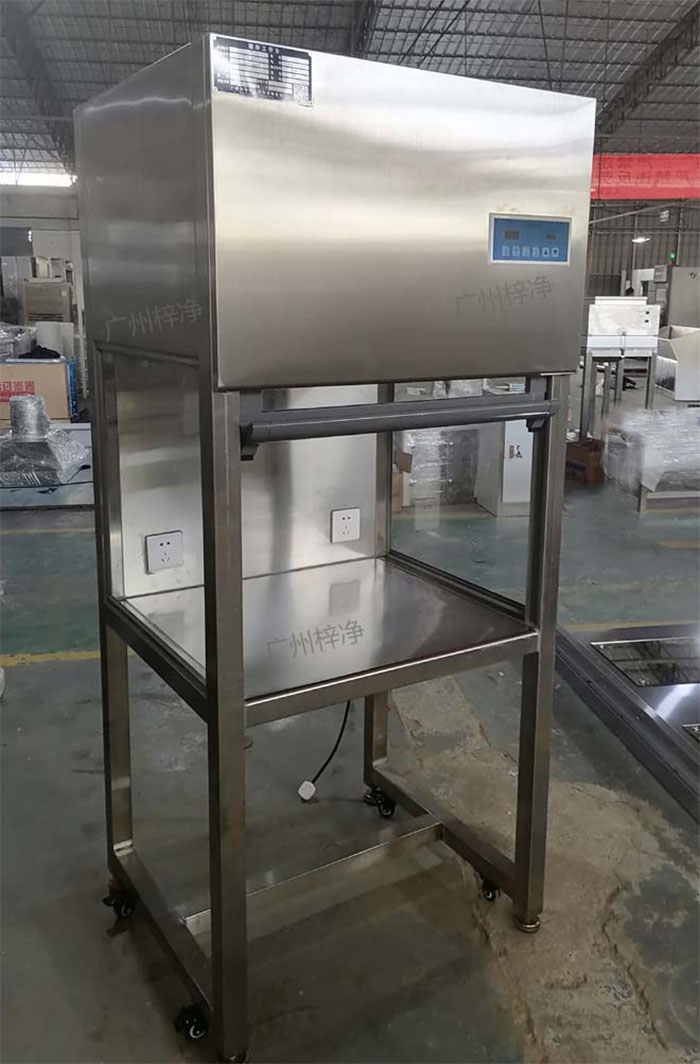升降門(mén)超凈工作臺(tái)是采用單向空氣流，室內(nèi)空氣經(jīng)預(yù)初效過(guò)濾器進(jìn)入靜壓箱，再經(jīng)過(guò)高效空氣過(guò)濾器，最后在操作區(qū)內(nèi)形成高度潔凈的單向空氣流，是提供操作區(qū)高潔凈度工作環(huán)境的理想設(shè)備。